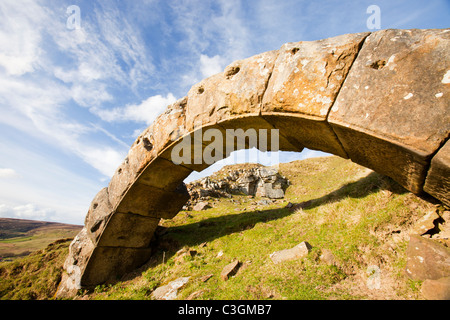 Sud forni di pietra, vecchi forni utilizzati per calcinare il ironstone scavata nella Rosedale nel North York Moors, UK. Foto Stock