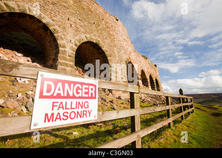 Sud forni di pietra, vecchi forni utilizzati per calcinare il ironstone scavata nella Rosedale nel North York Moors, UK. Foto Stock