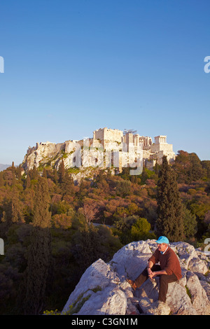 L'uomo ammirando vista sulla collina di Areopago di Atene Foto Stock