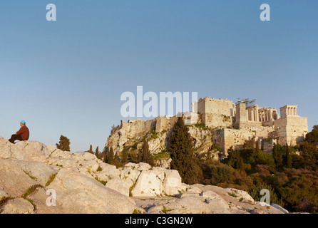 Persone ammirando vista sulla collina di Areopago di Atene Foto Stock