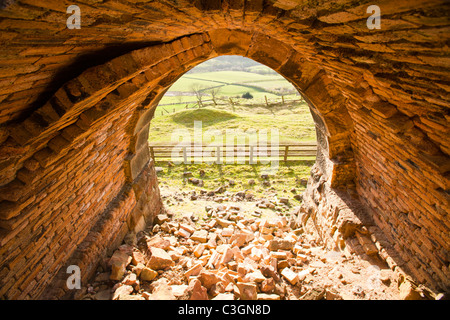 Sud forni di pietra, vecchi forni utilizzati per calcinare il ironstone scavata nella Rosedale nel North York Moors, UK. Foto Stock