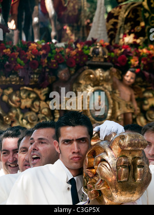 Costaleros portante un galleggiante religiosa (noto come un trono) nella Semana Santa processioni in Málaga, Aprile 2011 Foto Stock