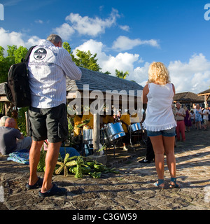 Tamburo di acciaio band suona a Shirley Heights in Antigua Foto Stock