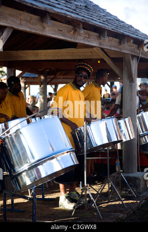 Tamburo di acciaio band suona a Shirley Heights in Antigua Foto Stock