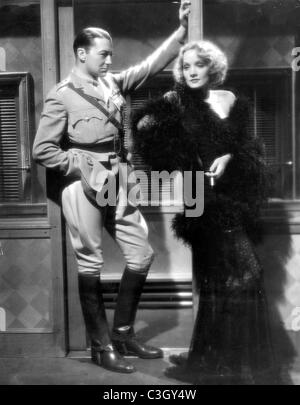Clive Brook e Marlene Dietrich da 'Shanghai Express', 1932 Foto Stock