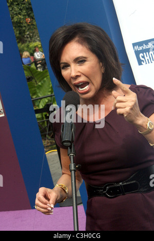 Giudice Jeanine Pirro svela una simbolica presentano, sponsorizzato dal National violenza domestica Hotline e Marshalls, in onore di Foto Stock