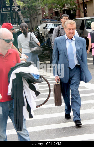 Regis Philbin talk show host fuori e circa a Manhattan mentre indossa una tuta blu di New York City, Stati Uniti d'America - 08.09.09 Ray Filmano / Foto Stock