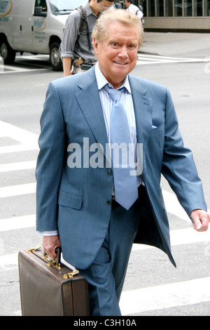 Regis Philbin talk show host fuori e circa a Manhattan mentre indossa una tuta blu di New York City, Stati Uniti d'America - 08.09.09 Ray Filmano / Foto Stock