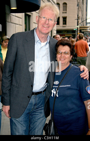 Ed Begley, Jr e ventola attore e attivista Ed Begley, Jr. al di fuori della sua Manhattan Hotel New York City, Stati Uniti d'America - 08.09.09 Ray Filmano / Foto Stock