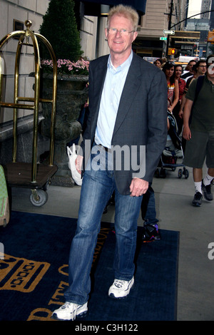 Ed Begley, Jr attore e attivista al di fuori della sua Manhattan Hotel New York City, Stati Uniti d'America - 08.09.09 Ray Filmano / Foto Stock