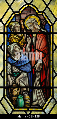 "Le nozze di Cana", dettaglio della finestra. Chiesa di San Giovanni. Levens, Cumbria, England, Regno Unito, Europa. Foto Stock