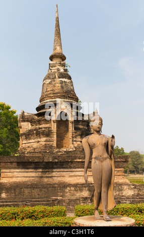Camminare statua del Buddha al Wat Sa Si, Sukothai, Thailandia Foto Stock