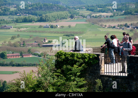 La gente che guarda alla valle della Dordogna, dalla graziosa bastide città di Domme, Dordogne Francia UE Foto Stock