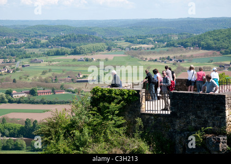 La gente che guarda alla valle della Dordogna, dalla graziosa bastide città di Domme, Dordogne Francia UE Foto Stock