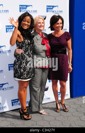 Robin Givens e giudice Jeanine Pirro, con Sheryl Cates svela una simbolica presentano, sponsorizzato dal National violenza domestica Foto Stock