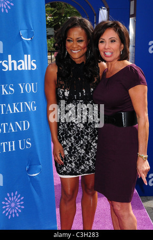 Robin Givens e giudice Jeanine Pirro svelano una simbolica presentano, sponsorizzato dal National la violenza domestica e la hotline Foto Stock