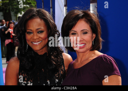 Robin Givens e giudice Jeanine Pirro svelano una simbolica presentano, sponsorizzato dal National la violenza domestica e la hotline Foto Stock