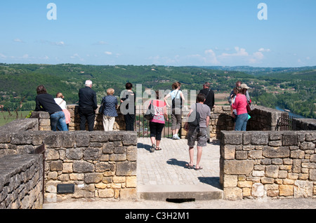 La gente che guarda alla valle della Dordogna, da un punto di vista nella graziosa cittadina di bastide di Domme, Dordogne Francia UE Foto Stock