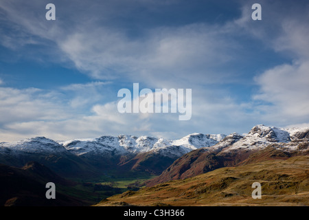 Il luccio O'Blisco, Crinkle Crags, Bowfell e la fascia e la Langdale Valley, visto da argento come, vicino a Grasmere, Lake District Foto Stock