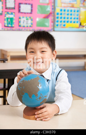 Bambini che toccano un globo immagini e fotografie stock ad alta  risoluzione - Alamy