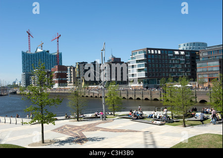 Guardando da HafenCity di Amburgo-Marco-Polo Terrassen verso Kaiserkai e il futuro Elbphilharmonie concert hall. Foto Stock