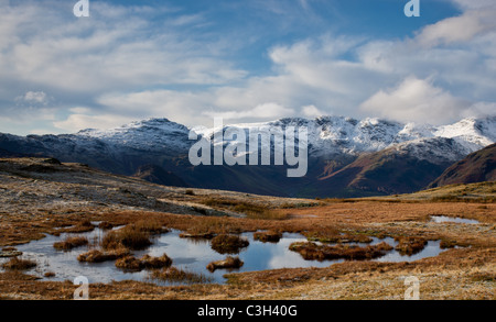 Il luccio O'Blisco, Crinkle Crags e Bowfell, come si vede da argento come, vicino a Grasmere, Lake District, Cumbria Foto Stock