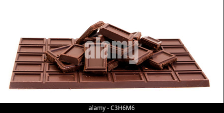 Barre di cioccolato su sfondo bianco Foto Stock