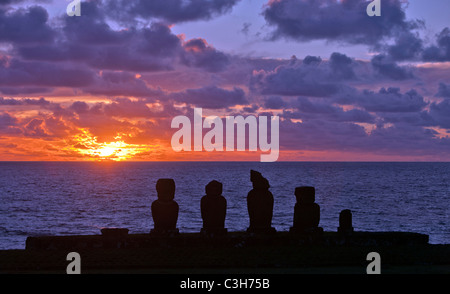 Moais a Tahai complesso cerimoniale, vicino a Hanga Roa, Isola di Pasqua. Foto Stock