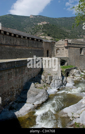 Le fortificazioni di Villefranche-de-Conflent e Fort Liberia nei Pirenei francesi vicino a Prades, Languedoc-Roussillon Foto Stock