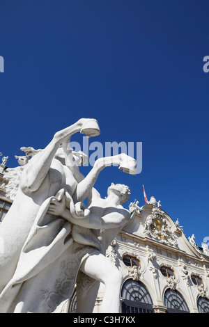 Statua equestre al di fuori del palazzo del Belvedere di Vienna Foto Stock