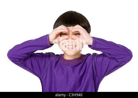 Ragazzo giovane con le mani per fare i bicchieri Foto Stock