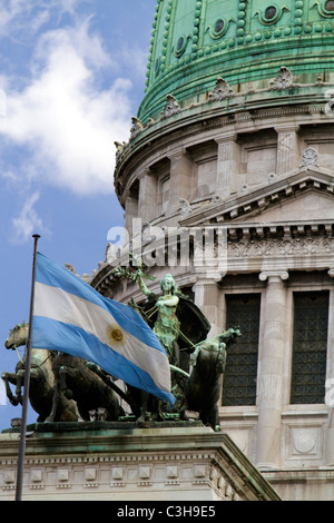 Monumento a due congressi di fronte all'Argentina Congresso Nazionale edificio in Buenos Aires, Argentina. Foto Stock