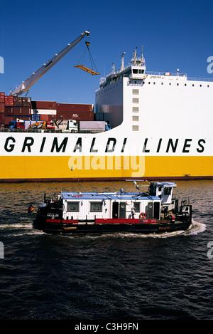 Grimaldi Grande Congo nel terminale in Hansahafen nel porto di Amburgo. Foto Stock