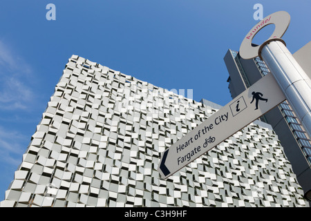 Rivestimento in acciaio inox su un parco auto Arundel Gate Sheffield City Centre South Yorkshire England Regno Unito GB EU Europe Foto Stock