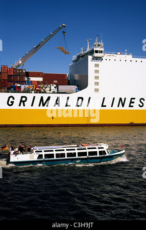 Una gita barge passa Grimaldi Grande Congo a Hansahafen nel porto tedesco di Amburgo. Foto Stock