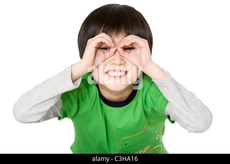 Ragazzo giovane con le mani per fare i bicchieri Foto Stock