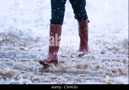 Close up della donna per le gambe camminando in inverno granite Foto Stock