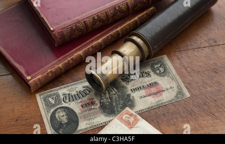 Chiusura del telescopio antichi, libri e la banconota Foto Stock