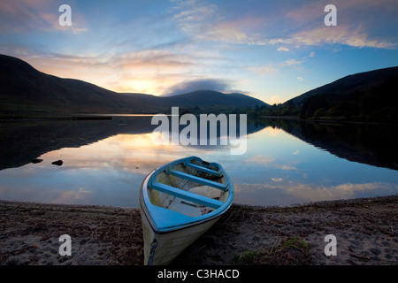 Sera La pesca in barca sulle rive del Lough Talt, nella contea di Sligo, Irlanda. Foto Stock