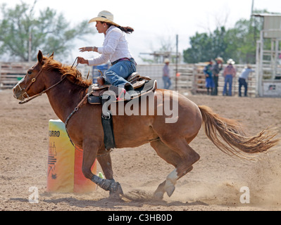Donna Barrel racing concorrenza a lui annuale di Socorro, Nuovo Messico, rodeo. Foto Stock