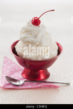 Chiusura del gelato con la ciliegina sulla torta Foto Stock