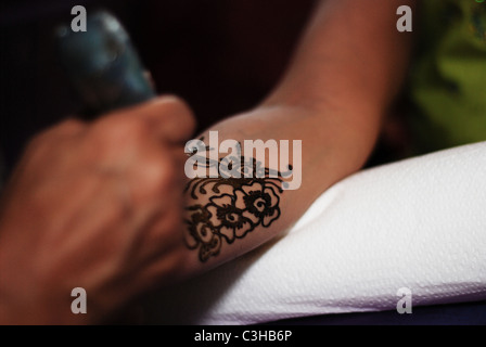 L'artista si applica Henna durante la cerimonia Mehndi Foto Stock