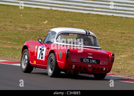 1964 Triumph TR4 con driver Kevan Hadfield durante la CSCC oscillante serie degli anni Sessanta gara a Snetterton, Norfolk, Regno Unito. Foto Stock