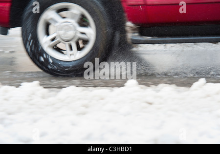 Close up di auto di ruote su strada in inverno Foto Stock