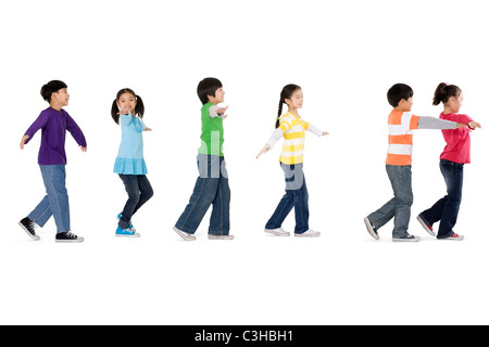 Un gruppo di bambini a camminare in una linea Foto Stock