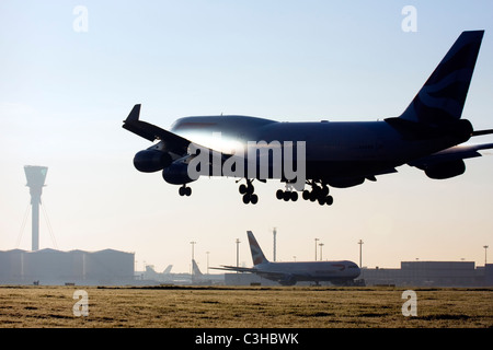 British Airways Boeing 747 in atterraggio a Londra Heathrow con le scie di condensazione formando al di sopra di dette alette. Foto Stock