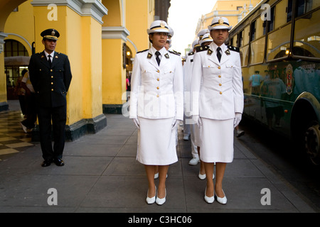 La polizia peruviana di cadetti in linea a Plaza de Armas, Lima, Peru' Foto Stock