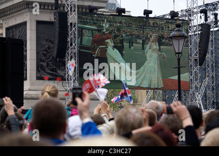 Migliaia di persone a seguito del Royal Wedding sullo schermo a Trafalgar Square a Londra, Inghilterra, Regno Unito Regno Unito Foto Stock