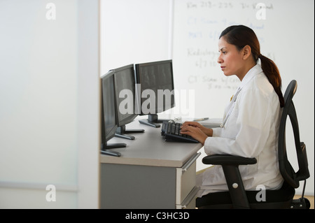 Medico donna rendendo note Foto Stock