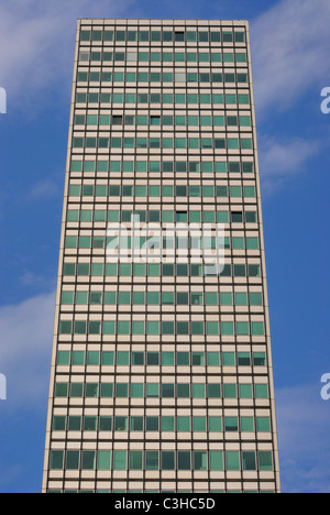 Grattacielo contro un cielo blu. Foto Stock
